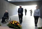 Bundestagspräsident Wolfgang Schäuble (l-r), Bundespräsident Frank-Walter Steinmeier und Bundesverteidigungsministerin Annegret Kramp-Karrenbauer (CDU) gedenken der 59 in Afghanistan gefallenenen Einsatzkräfte. Foto: Sebastian Wilke/Bundeswehr/BMVGg/dpa