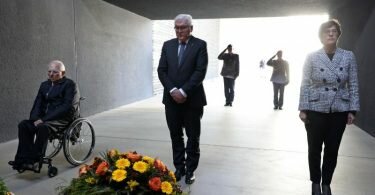 Bundestagspräsident Wolfgang Schäuble (l-r), Bundespräsident Frank-Walter Steinmeier und Bundesverteidigungsministerin Annegret Kramp-Karrenbauer (CDU) gedenken der 59 in Afghanistan gefallenenen Einsatzkräfte. Foto: Sebastian Wilke/Bundeswehr/BMVGg/dpa