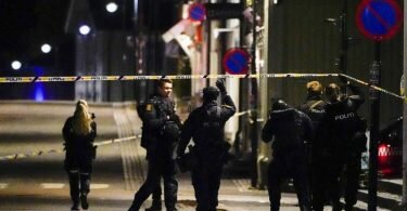 Ermittlungen im Zentrum von Kongsberg. Foto: Håkon Mosvold Larsen/NTB/dpa