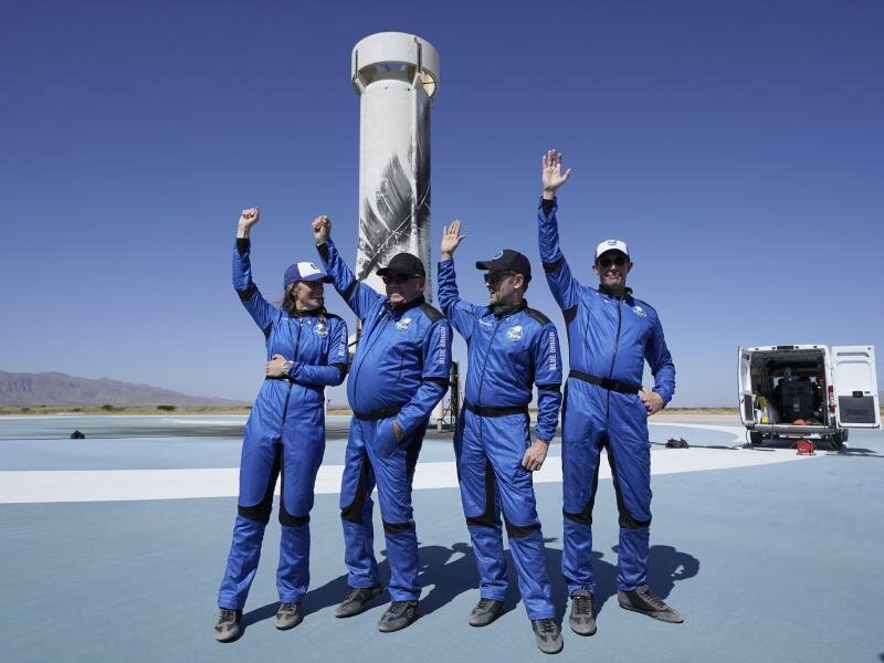 Die Passagiere der «New-Shepard»-Rakete von Blue Origin:&nbsp;Audrey Powers (l-r), William Shatner, Chris Boshuizen und Glen de Vries. Foto: Lm Otero/AP/dpa