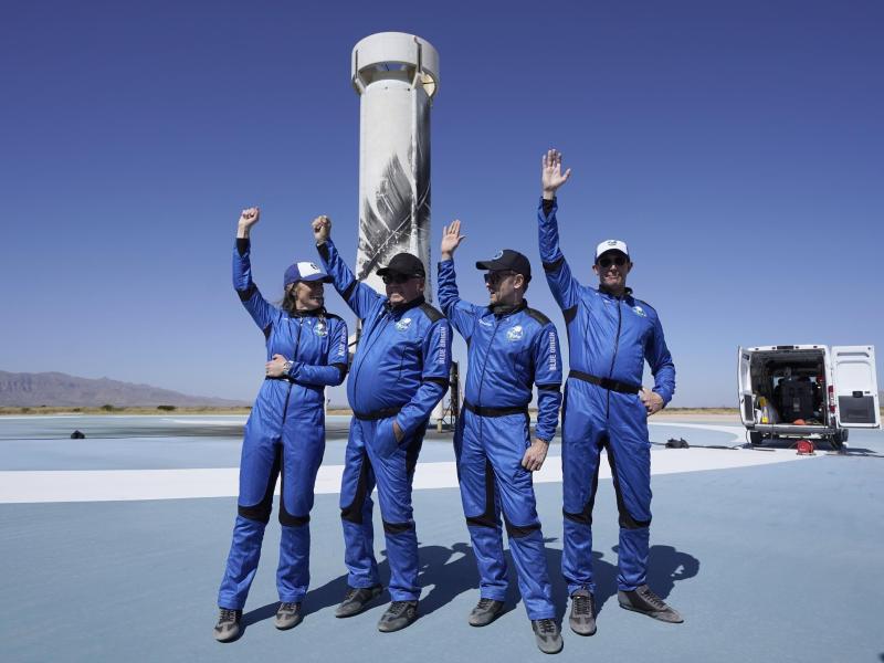 Die Passagiere der «New-Shepard»-Rakete von Blue Origin: Audrey Powers (l-r), William Shatner, Chris Boshuizen und Glen de Vries. Foto: Lm Otero/AP/dpa
