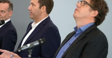 Volker Wissing (l-r), FDP-Generalsekretär, Lars Klingbeil, SPD-Generalsekretär, und Michael Kellner, Bundesgeschäftsführer von Bündnis 90/Die Grünen. Foto: Kay Nietfeld/dpa