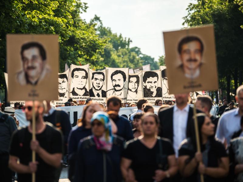 Demonstranten während einer Kundgebung mit Porträt-Abbildungen der NSU-Opfer im August 2018 in München. Foto: Lino Mirgeler/dpa/Archiv