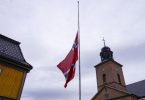 Eine Fahne weht in der norwegischen KLeinstadt auf Halbmast. Foto: Terje Bendiksby/NTB/dpa