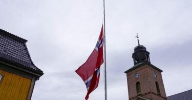 Eine Fahne weht in der norwegischen KLeinstadt auf Halbmast. Foto: Terje Bendiksby/NTB/dpa