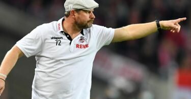 Die Schiebermütze von Kölns Trainer Steffen Baumgart wurde zum Verkaufsschlager. Foto: Marius Becker/dpa
