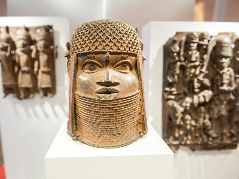 Benin-Bronzen im Hamburger Museum für Kunst und Gewerbe. Foto: Daniel Bockwoldt/dpa
