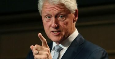 Bill Clinton bei einer Konferenz im irischen Dublin. Der ehemalige US-Präsident ist in ein Krankenhaus im US-Staat Kalifornien eingeliefert worden. Foto: Brian Lawless/PA Wire/dpa