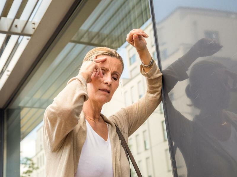 Minutenlange Probleme mit dem Sehen oder mit der Koordination können Symptome einer kurzen Durchblutungsstörung im Hirn sein. Foto: Christin Klose/dpa-tmn