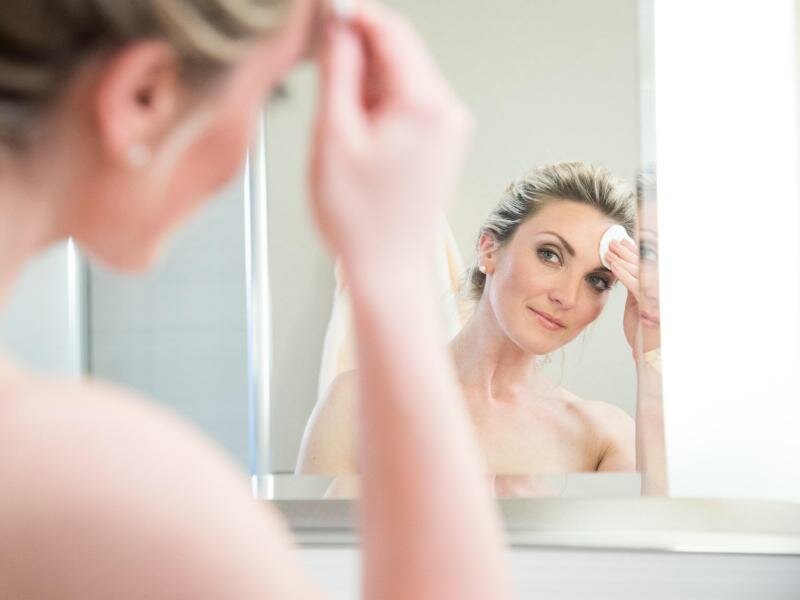 Damit die Gesichtshaut Pflegeprodukte gut aufnehmen kann, sollte sie vorher gründlich gereinigt werden. Foto: Christin Klose/dpa-tmn