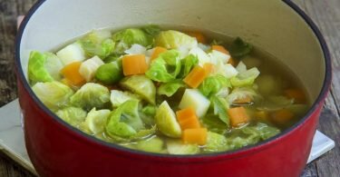 Verschiedene Gemüsesorten enthalten antivirale und antibakterielle Stoffe. Das macht sie zur perfekten Suppeneinlage, um als Hausmittel bei Erkältungen zum Einsatz zu kommen. Foto: Manuela Rüther/dpa-tmn