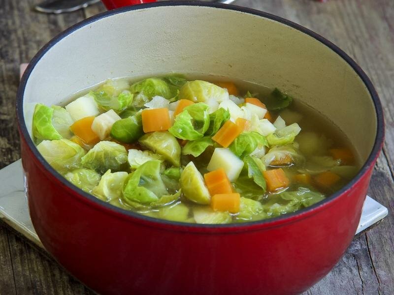 Verschiedene Gemüsesorten enthalten antivirale und antibakterielle Stoffe. Das macht sie zur perfekten Suppeneinlage, um als Hausmittel bei Erkältungen zum Einsatz zu kommen. Foto: Manuela Rüther/dpa-tmn