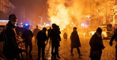 Aus Protest gegen die Räumung des Wagencamps «Köpi-Platz» in Berlin sind am Freitagabend in Hamburg nach Polizeiangaben etwa 500 Demonstranten aus der linksautonomen Szene auf die Straße gegangen. Foto: Jonas Walzberg/dpa