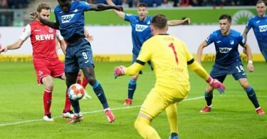 Hoffenheims Ihlas Bebou (2.v.l) erzielt gegen Kölns Torhüter Timo Horn das 2:0 - die Vorentscheidung im Freitagsspiel. Foto: Uwe Anspach/dpa