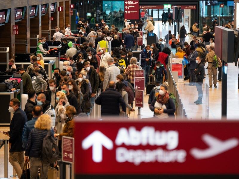Mehrere Flughäfen in Deutschland erwarten an diesem Wochenende eine weitere starke Reisewelle. Foto: Monika Skolimowska/dpa-Zentralbild/dpa
