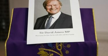 In der katholischen Kirche St. Peters in Leigh-On-Sea findet eine Mahnwache für David Amess statt. Foto: Alberto Pezzali/AP/dpa
