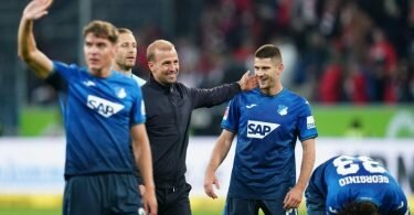 Hoffenheims Robert Skov, Trainer Sebastian Hoeneß, Benjamin Hübner und Georginio Rutter (l-r) feiern nach der Partie. Foto: Uwe Anspach/dpa