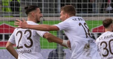St. Paulis Leart Pacarada (l) und Jakov Medic feierten in Heidenheim einen Auswärtssieg. Foto: Stefan Puchner/dpa
