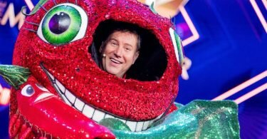 Jens Riewa, Moderator der Tagesschau, steht als enttarnte Figur „Die Chili“ in der Prosieben-Show „The Masked Singer“ auf der Bühne. Foto: Rolf Vennenbernd/dpa