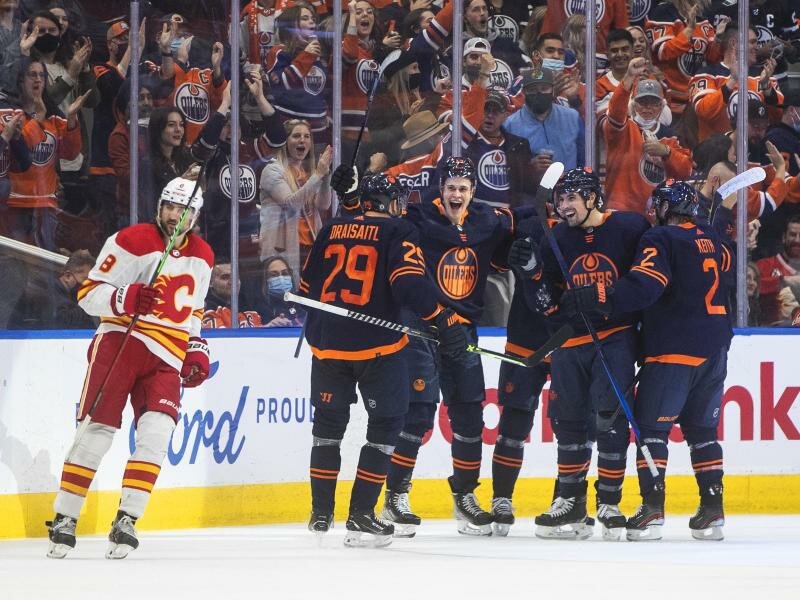 Leon Draisaitl (l, 29) feierte mit den Oilers den zweiten Saisonsieg. Foto: Jason Franson/The Canadian Press/AP/dpa