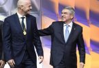 Zwischen FIFA-Boss Gianni Infantino (l), und IOC-Chef Thomas Bach besteht offenbar Redebedarf. Foto: Laurent Gillieron/KEYSTONE/dpa