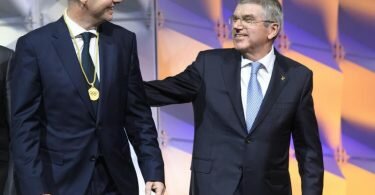 Zwischen FIFA-Boss Gianni Infantino (l), und IOC-Chef Thomas Bach besteht offenbar Redebedarf. Foto: Laurent Gillieron/KEYSTONE/dpa