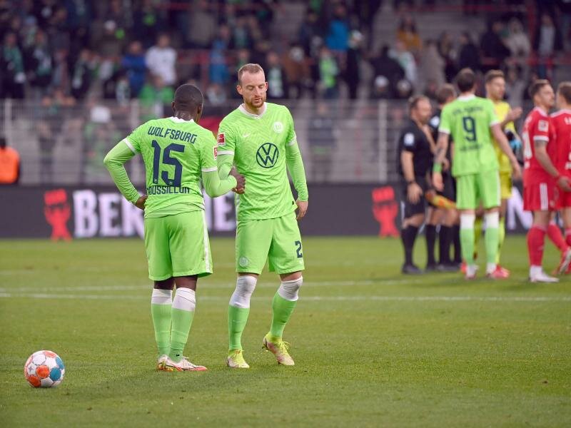 Für Jerome Roussillon (l-r) und Wolfsburgs neuen Rekordmann Maximilian Arnold gab es bei Union nichts zu holen. Foto: Matthias Koch/dpa