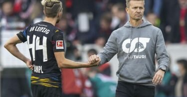 Leipzigs Trainer Jesse Marsch (r) bedankt sich nach dem Spiel mit Handschlag bei Kevin Kampl. Foto: Tom Weller/dpa