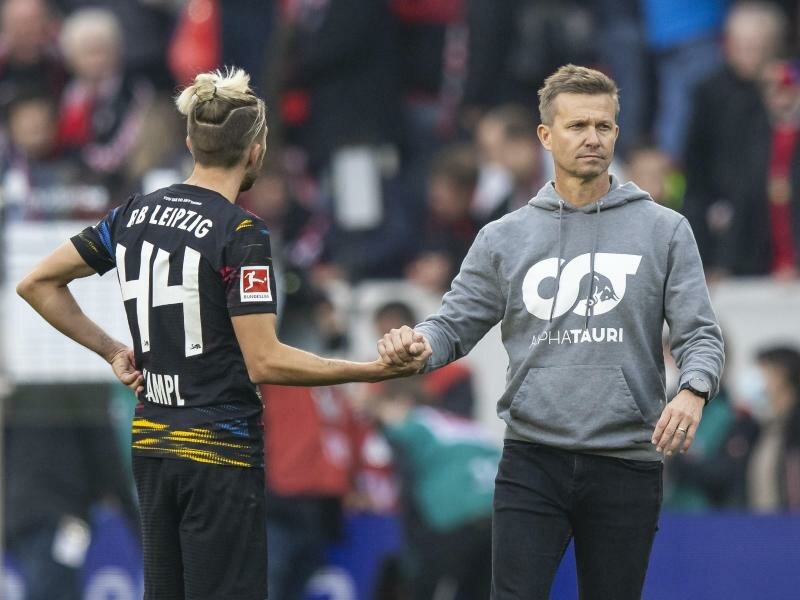 Leipzigs Trainer Jesse Marsch (r) bedankt sich nach dem Spiel mit Handschlag bei Kevin Kampl. Foto: Tom Weller/dpa