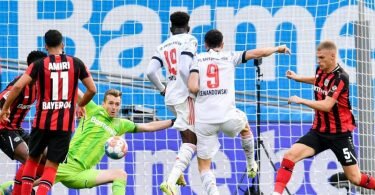 Stürmerstar Robert Lewandowski (2.v.r.) erzielt das Tor zur 2:0-Führung des FC&nbsp;Bayern bei Bayer Leverkusen. Foto: Marius Becker/dpa