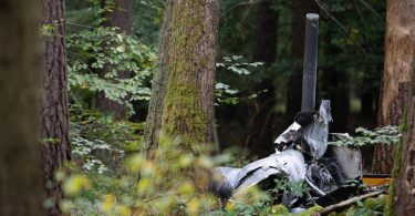 Trümmerteile eines Hubschraubers vom Typ Robinson R44 in einem Wald in Buchen. Foto: Sebastian Gollnow/dpa