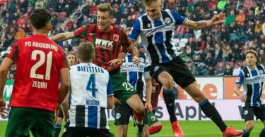 Augsburgs Andre Hahn (hinten, l) und Bielefelds Amos Pieper im Kopfballduell. Foto: Stefan Puchner/dpa
