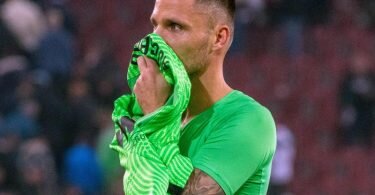 Augsburgs Torwart Rafal Gikiewicz zeigt sich nach Spielende enttäuscht über die Punkteteilung. Foto: Stefan Puchner/dpa