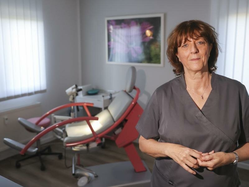 Cornelia Hösemann in ihrer Praxis. Empfohlen wird die jährliche Grippeimpfung für Schwangere zum Schutz für Mutter und Kind. Foto: Jan Woitas/dpa-Zentralbild/dpa