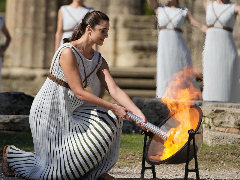 Im antiken Olympia wird bei einer Zeremonie das Feuer für die Winterspiele in Peking entfacht. Foto: Thanassis Stavrakis/AP/dpa