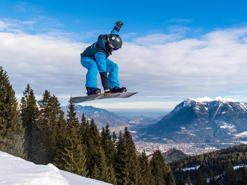 Snowboarderinnen und Snowboarder verletzen sich häufig an Schulter, Arm oder Hand. Foto: Benjamin Nolte/dpa-tmn/Archivbild