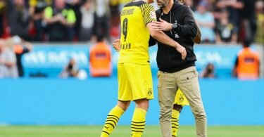 Dortmunds Erling Haaland (l) und Trainer Marco Rose umarmen sich nach einem Sieg. Foto: Rolf Vennenbernd/dpa