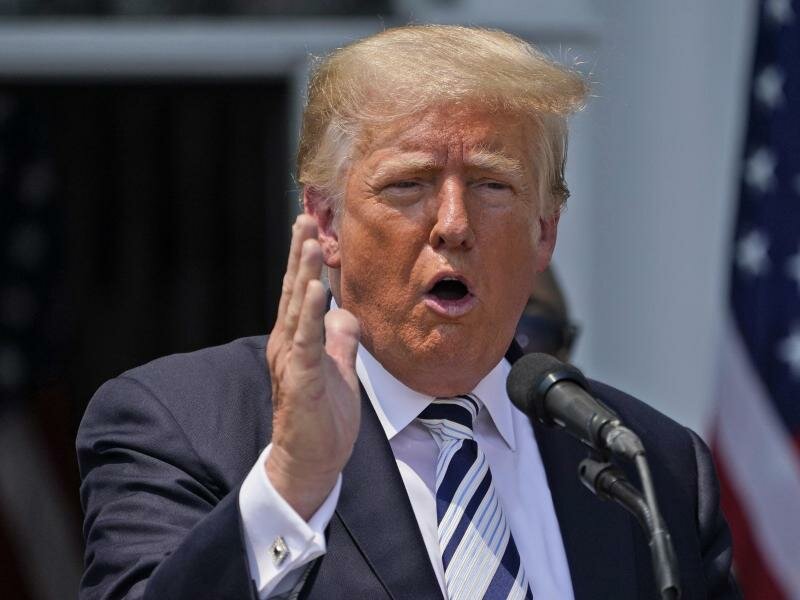 Donald Trump spricht im Trump National Golf Club. Amerikas Ex-Präsident will die Herausgabe von Dokumenten an den Kongressausschuss zur Untersuchung der Kapitol-Attacke am 6. Januar juristisch blockieren. Foto: Seth Wenig/AP/dpa