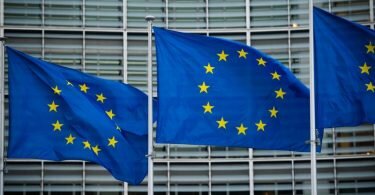 Flaggen der Europäischen Union wehen im Wind vor dem Berlaymont-Gebäude in Brüssel. Die EU-Kommission will die Haushaltsregeln für Mitgliedstaatn nach der Aufnahme von Rekordschulden in der Corona-Pandemie vereinfachen. Foto: Arne Immanuel Bänsch/dpa