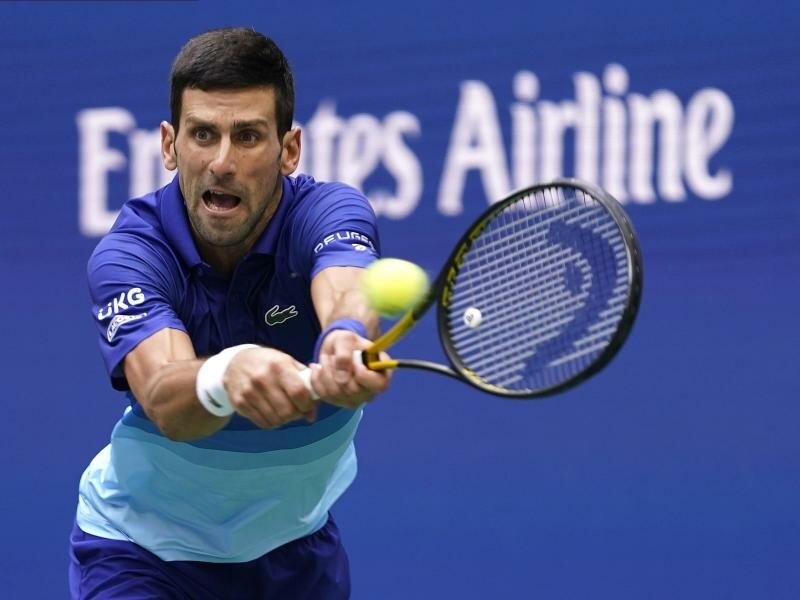 Beantwortet Fragen nach seinem Impfstatus nicht: Novak Djokovic in Aktion. Foto: John Minchillo/AP/dpa