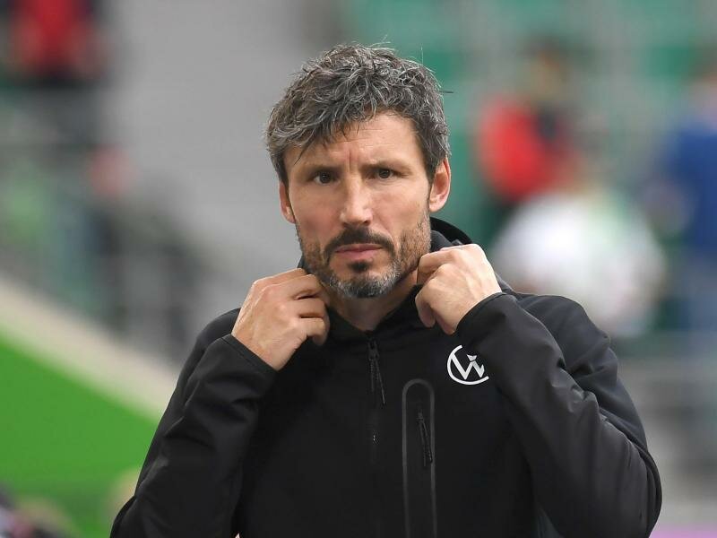Fordert die Spiele nicht nur zu bestimmen, sondern auch zu gewinnen: Wolfsburgs Trainer Mark van Bommel. Foto: Swen Pförtner/dpa