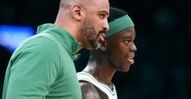 Neustart mit Trainer Ime Udoka (l) und den Boston Celtics für Dennis Schröder. Foto: Charles Krupa/AP/dpa