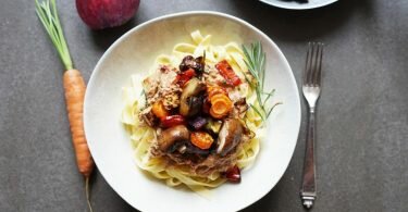 Ofengemüse aus Karotten, Rote Bete, Sellerie, Paprika und Zwiebeln bleibt so lange im Ofen, bis es schön weich ist, aber noch etwas bissfest. Foto: Manfred Zimmer/herrgruenkocht.de/dpa-tmn