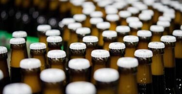 Die Kosten für Brauereien steigen deutlich - mit Auswirkungen auf den Bierpreis. Foto: Rainer Jensen/dpa
