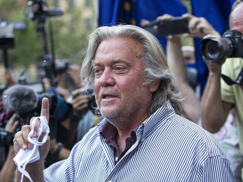 Steve Bannon, ehemaliger Berater des US-Präsidenten und US-amerikanischer Publizist, spricht nach einer Gerichtsverhandlung mit Reportern. (Archivbild). Foto: Eduardo Munoz Alvarez/AP/dpa