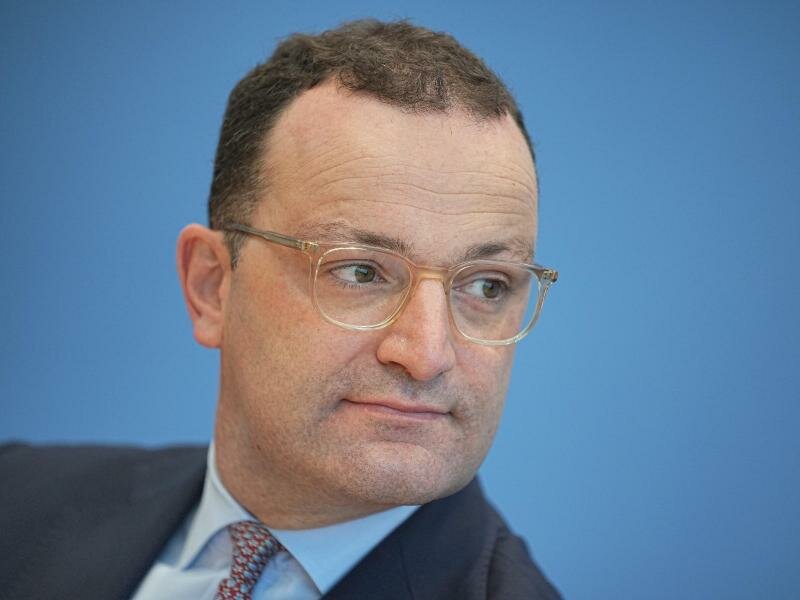 Jens Spahn (CDU), Bundesminister für Gesundheit, nimmt an einer Pressekonferenz teil. (Archivbild). Foto: Michael Kappeler/dpa