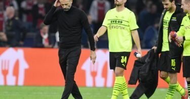 Dortmunds Trainer Marco Rose geht nach dem 4:0 für Amsterdam vom Platz. Foto: Bernd Thissen/dpa