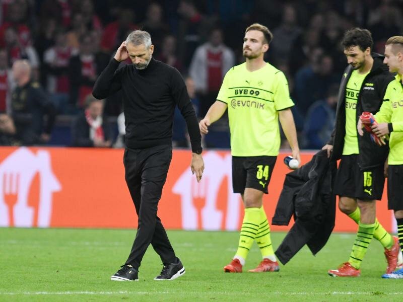 Dortmunds Trainer Marco Rose geht nach dem 4:0 für Amsterdam vom Platz. Foto: Bernd Thissen/dpa