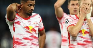 Leipzigs Abwehrspieler Benjamin Henrichs und Leipzigs Mittelfeldspieler Konrad Laimer reagieren nach dem Spiel. Foto: Jan Woitas/dpa-Zentralbild/dpa