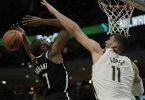 Brook Lopez (r) von den Milwaukee Bucks blockt Kevin Durant von den Brooklyn Nets. Foto: Morry Gash/AP/dpa